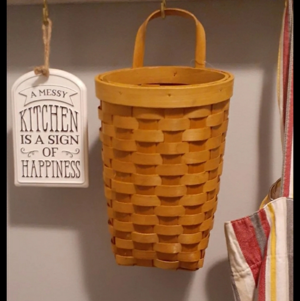 Wall wicker basket